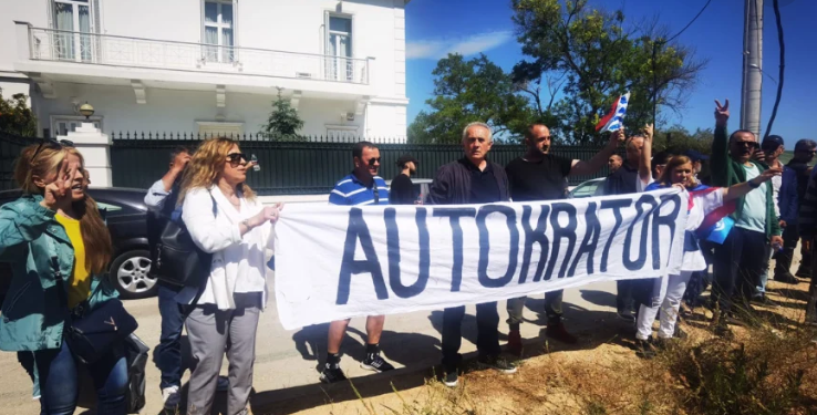 “Lironi Belerin”, njerëzit e Berishës organizojnë antimiting në Athinë (VIDEO)