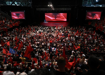 Shqiptarët presin Ramën, shihni ç’ndodh jashtë dhe brenda stadiumit (FOTO)