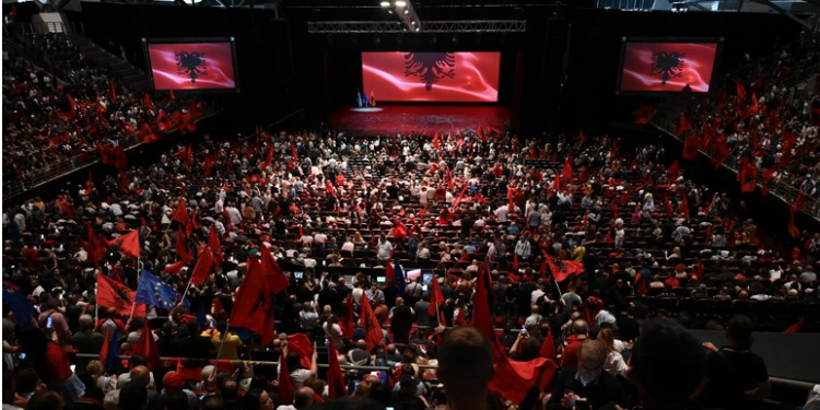 Shqiptarët presin Ramën, shihni ç’ndodh jashtë dhe brenda stadiumit (FOTO)