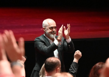 Një ditë që do të mbahet mend gjatë, fjalimi historik i Edi Ramës në Athinë (E plotë)