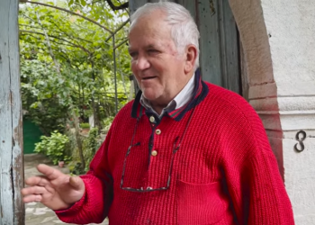 Gjirokastër, njihuni me profesorin e fizikës Vaso Bakulin, shtëpinë e fshatit e ktheu në bujtinë për turistët (VIDEO)