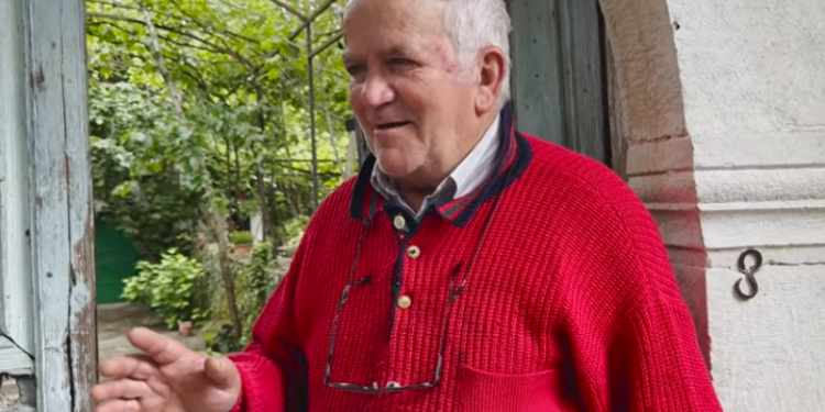 Gjirokastër, njihuni me profesorin e fizikës Vaso Bakulin, shtëpinë e fshatit e ktheu në bujtinë për turistët (VIDEO)