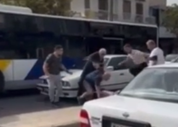 E rëndë në Greqi/ Shqiptari dhe gruaja e tij dhunohen barbarisht në mes të rrugës (VIDEO)