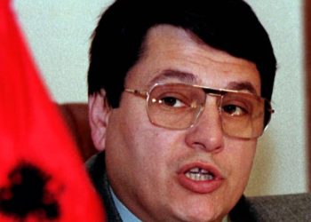 Kuçova vlerëson Bashkim Finon me titullin “Qytetar Nderi” (FOTO)