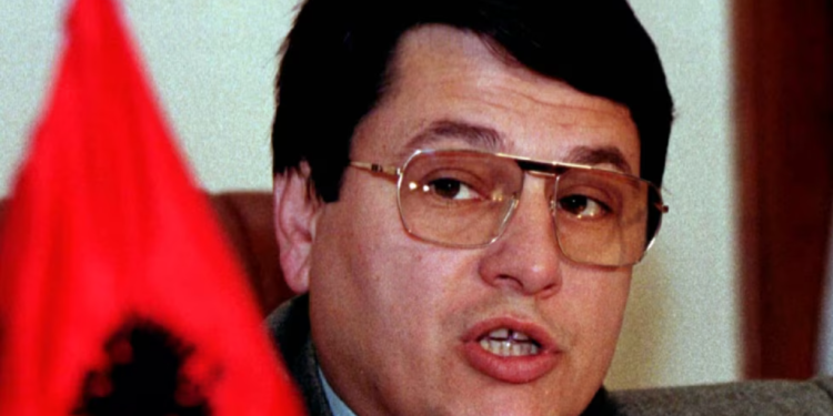 Kuçova vlerëson Bashkim Finon me titullin “Qytetar Nderi” (FOTO)