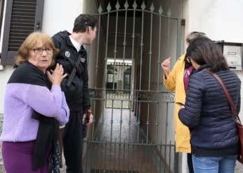 E rëndë në Itali/ Shqiptarja godet me thikë fqinjën dhe vajzën e saj