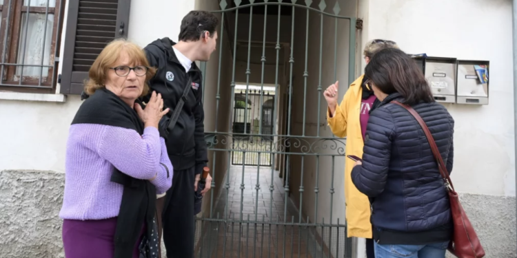 E rëndë në Itali/ Shqiptarja godet me thikë fqinjën dhe vajzën e saj