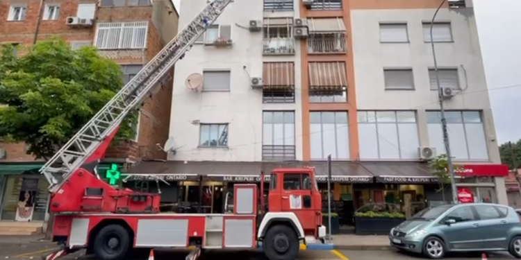 Moti i keq, rrëzohet fasada e pallatit në Tiranë (VIDEO)