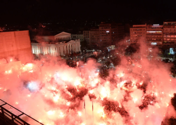 “Merr flakë” Pireu, festa e çmendur pas fitores së Olympiacos (FOTO)