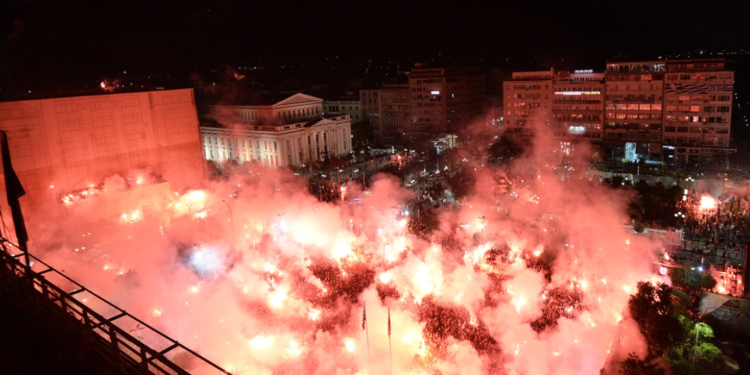 “Merr flakë” Pireu, festa e çmendur pas fitores së Olympiacos (FOTO)