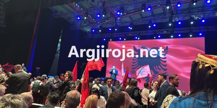 Ylli Baka ndez atmosferën në Athinë, mbushet plot stadiumi për takimin me Ramën