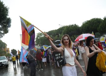 Komuniteti LGBTQI+ marshon në Tiranë pro martesave mes personave me të njëjtin seks dhe pro ligjit për nënat surrogate: S’jemi kërcënim, por dashuri