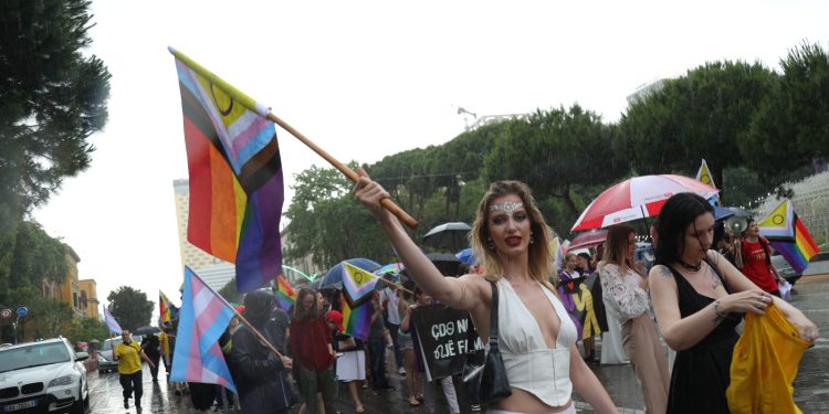 Komuniteti LGBTQI+ marshon në Tiranë pro martesave mes personave me të njëjtin seks dhe pro ligjit për nënat surrogate: S’jemi kërcënim, por dashuri