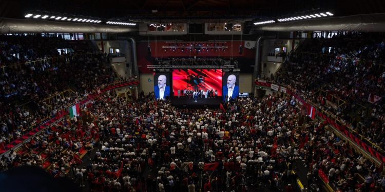 Adriatik Lapaj: Ku i gjen kryeministri eurot për të prenotuar stadiume dhe për të lëvizur me avion personal?