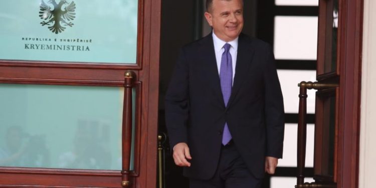 “Jam Taulant Balla, më duhen urgjent 100 mijë euro”, si ra biznesmeni pre e mashtrimit: Mora çantën me para, ia dhashë një taksisti