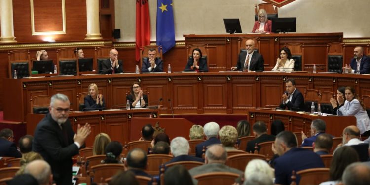 Miratohet rezoluta e PS anti-korrupsion, opozita bojkoton