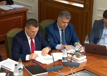 Frikë për të firmosur, Altin Dumani qetëson ata që punojnë në shtet: S’ju kemi objektiv specifik, por mos shkelni ligjin!