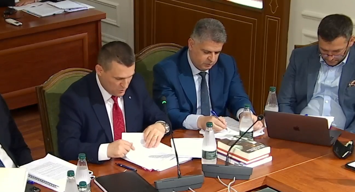 Frikë për të firmosur, Altin Dumani qetëson ata që punojnë në shtet: S’ju kemi objektiv specifik, por mos shkelni ligjin!