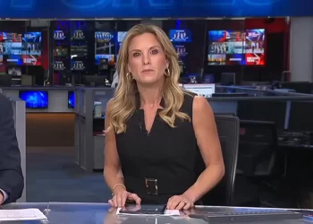 Gazetares i futet miza në gojë gjatë transmetimit të drejtpërdrejtë, shihni reagimin e saj (VIDEO)