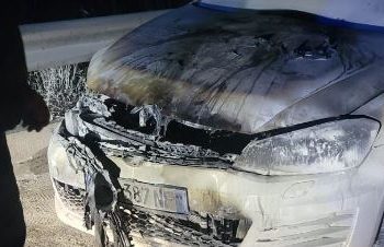 Merr flakë makina në rrugën Levan-Tepelenë, shpëton mrekullisht shoferi