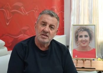 Agron Llakaj flet pas humbjes së bashkëshortes: “Të bësh humor me thikën në zemër, Kostandina ishte trau dhe shtylla e shtëpisë”