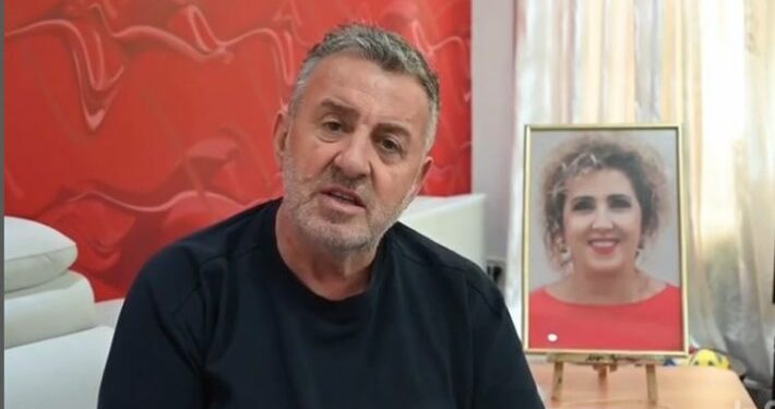 Agron Llakaj flet pas humbjes së bashkëshortes: “Të bësh humor me thikën në zemër, Kostandina ishte trau dhe shtylla e shtëpisë”
