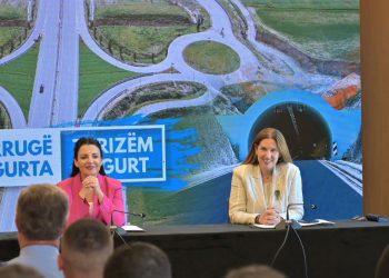 Kumbaro: Se si mund të shiteshin rroba banjo në Kardhiq, këtë nuk e imagjinonim dot. Sot kjo po ndodh (VIDEO)