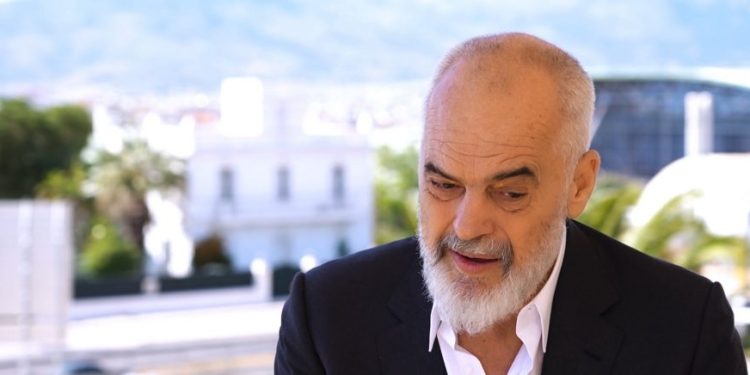 “2 mijë njerëz me autobusë”/ Rama e mohon: Nuk çuam asnjë nga Shqipëria në Athinë