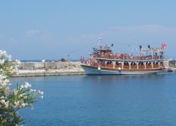 Hapet ishulli i Sazanit për turistët, zbarkojnë anijet e para (VIDEO)