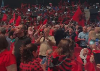 Kuq e zi në Athinë, shqiptarët presin kryeministrin Edi Rama