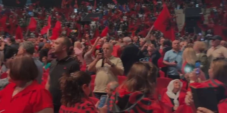 Kuq e zi në Athinë, shqiptarët presin kryeministrin Edi Rama