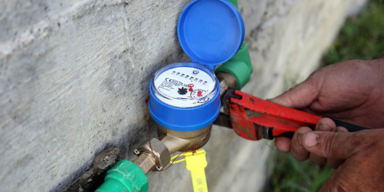 I shkatërroi me sende të forta sahatin e ujit, nën hetim 35-vjeçari nga Gjirokastra