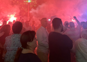 Militantët e Belerit festojnë para zyrës së OMONIA-s në Himarë (VIDEO)