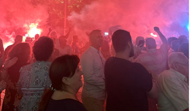 Militantët e Belerit festojnë para zyrës së OMONIA-s në Himarë (VIDEO)