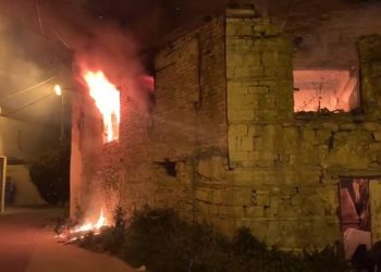 Merr flakë shtëpia në Vlorë, dyshohet se një person mund të jetë brenda