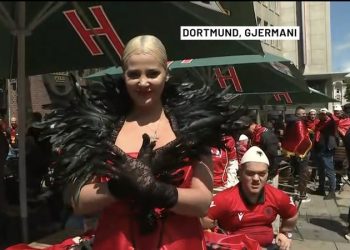 E veshur si shqiponjë, vajza nga Prishtina tërheq vëmendjen në Dortmund (VIDEO)