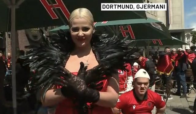 E veshur si shqiponjë, vajza nga Prishtina tërheq vëmendjen në Dortmund (VIDEO)
