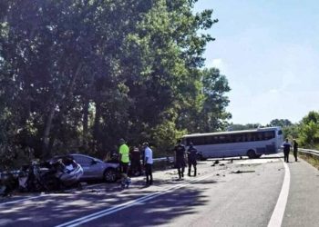 Aksident i rëndë në Greqi/ Vetura përplaset me autobusin, 4 të vdekur