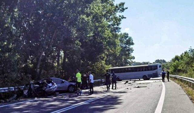 Aksident i rëndë në Greqi/ Vetura përplaset me autobusin, 4 të vdekur