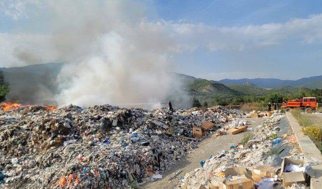 Re të zeza tymi, zjarr në fushën e plehrave në Përmet