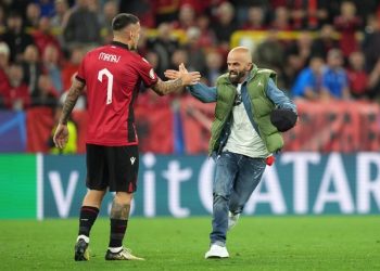 Iu bëri “zbor” rojeve të sigurisë, ky është shqiptari që hyri në fushë gjatë ndeshjes Itali-Shqipëri (FOTO)