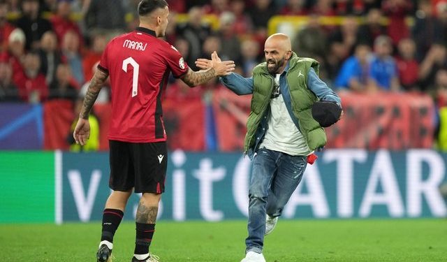 Iu bëri “zbor” rojeve të sigurisë, ky është shqiptari që hyri në fushë gjatë ndeshjes Itali-Shqipëri (FOTO)