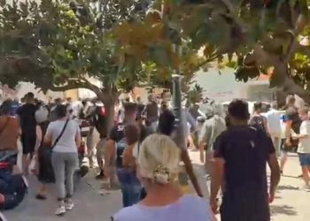 Greqia e shokuar nga masakrimi i 11-vjeçares prej dajës së saj, shihni se si njerëzit sulmojnë 37-vjeçarin (VIDEO)