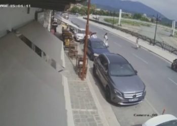 Pamje të frikshme, shihni si përplaset nga motori turistja në Berat (VIDEO)