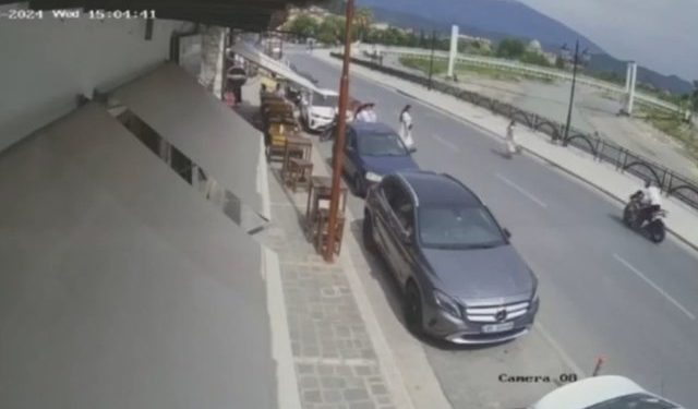 Pamje të frikshme, shihni si përplaset nga motori turistja në Berat (VIDEO)