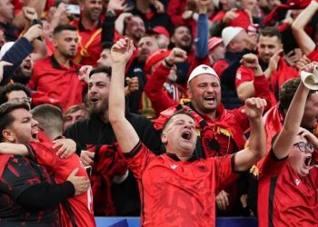 Gazetari gjerman: S’kam përjetuar kurrë një brohorimë si ajo e shqiptarëve, ishin 100 mijë shqiptarë në Dortmund (VIDEO)