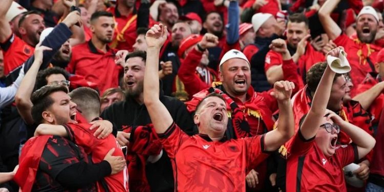 Gazetari gjerman: S’kam përjetuar kurrë një brohorimë si ajo e shqiptarëve, ishin 100 mijë shqiptarë në Dortmund (VIDEO)