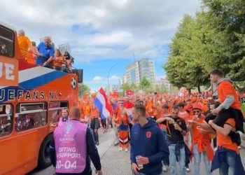 Alarm në Hamburg: Një person me sëpatë sulmon tifozët holandezë, qëllohet nga policia (VIDEO)