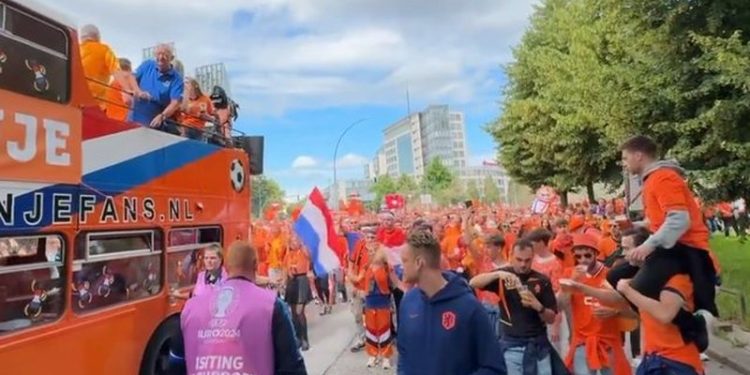 Alarm në Hamburg: Një person me sëpatë sulmon tifozët holandezë, qëllohet nga policia (VIDEO)