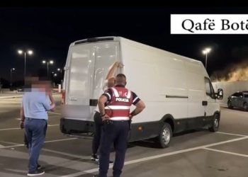 Mallra kontrabandë në Qafë Botë, arrestohet shoferi dhe dy doganierë (Emrat)